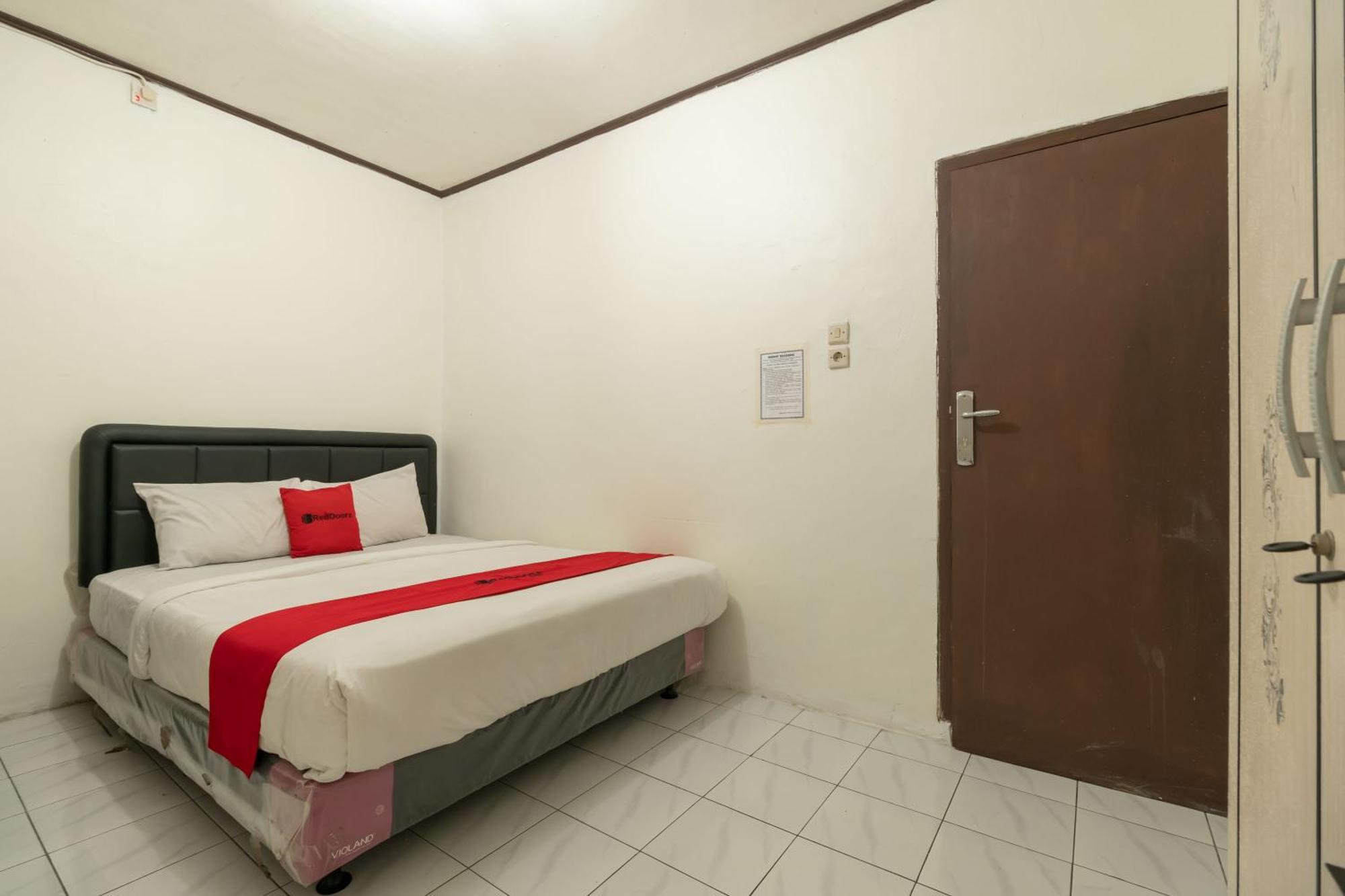 Reddoorz Near Pondok Indah Water Park Jakarta Exterior photo